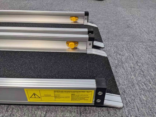 Estilo de design contemporâneo Rampa de cadeira de rodas dobrável portátil com material de alumínio