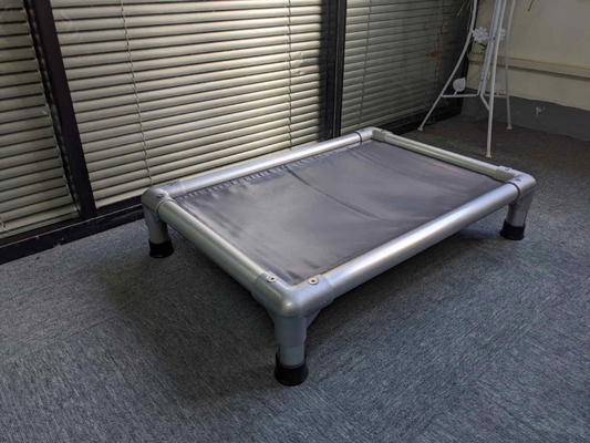 Cama de cachorro elevada e à prova d'água