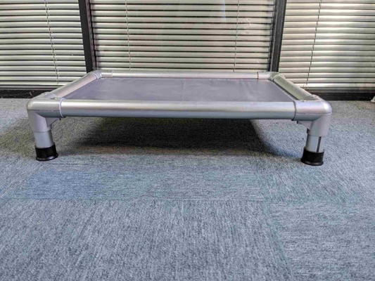 Cama de cachorro elevada e à prova d'água